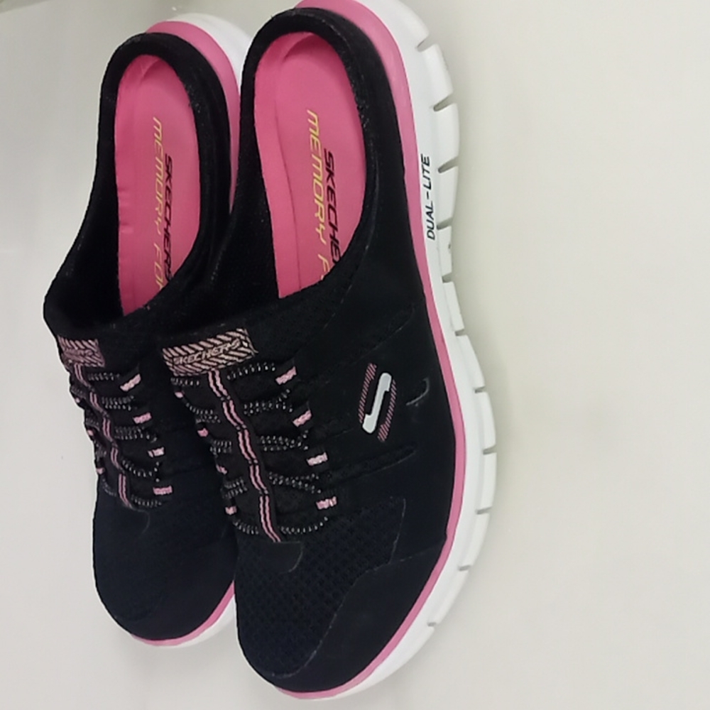 Skechers memory foam tennis shoes